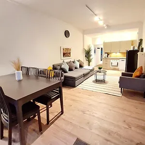 Spacious Flat Next To Goldbekkanal In Winterhude Apartment